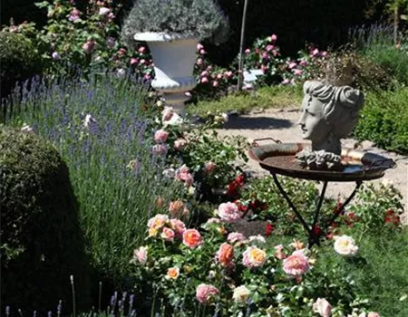 Es müssen nicht immer Zwerge sein - Skulpturen im Garten